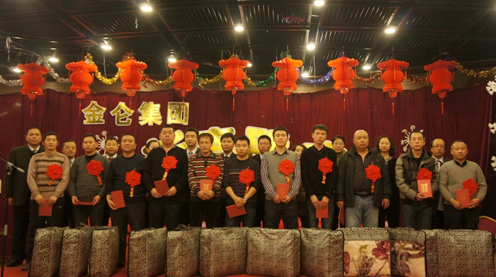 部門經(jīng)理為先進(jìn)生產(chǎn)者頒獎11.jpg